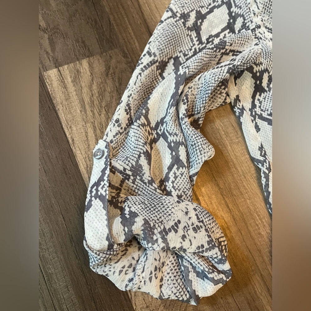 Kut from the Kloth Sinclaire Snake Print Button Down Blouse SZ Large - Picture 5 of 11